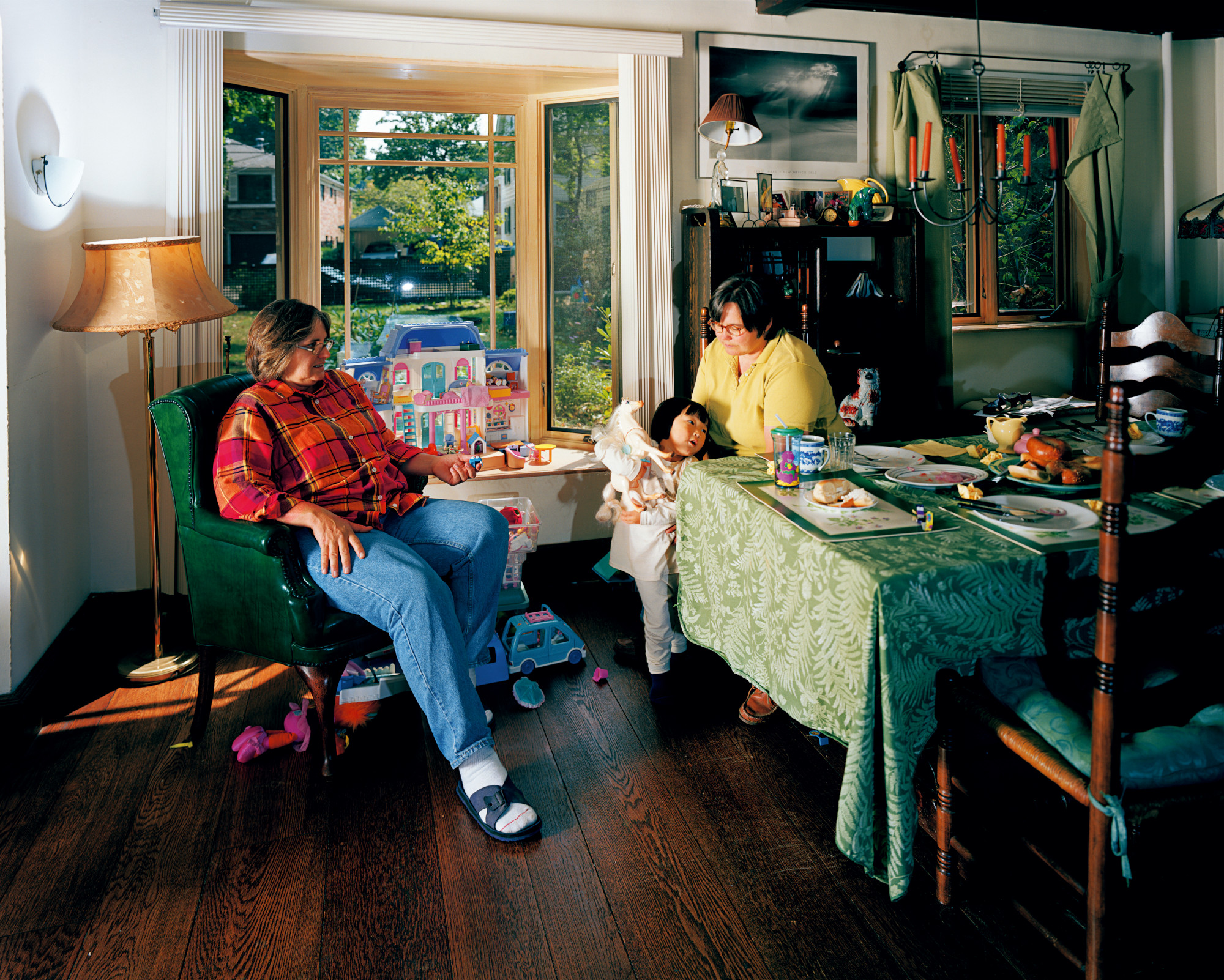 Joanne, Betsy & Olivia, Bayside, New York, 1998.
Chromogenic print, 40 × 50 in. (101.6 × 127 cm). Courtesy the artist and Regen Projects, Los Angeles; Lehmann Maupin, New York/Hong Kong/Seoul/London; Thomas Dane Gallery, London and Naples; and Peder Lund, Oslo. From Domestic (1995–98)
